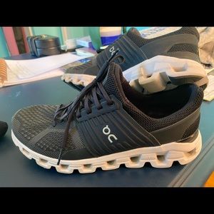 On Cloud Tennis Shoes Size 9